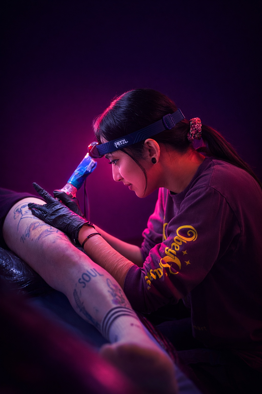 Meep en train de tatouer