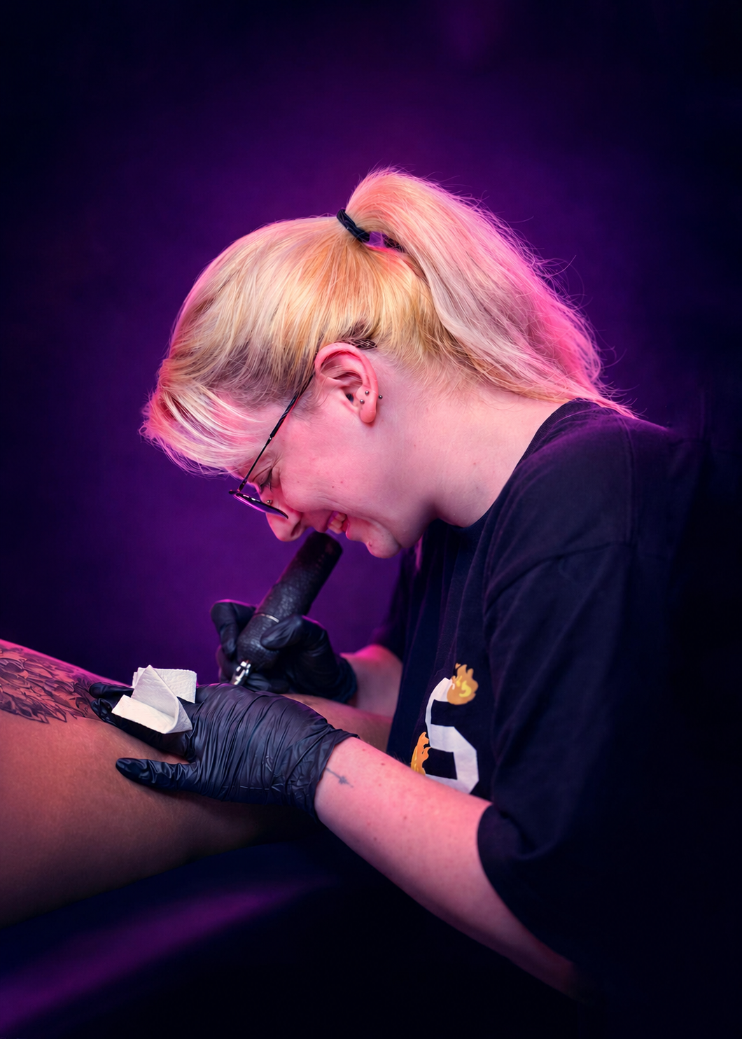 Sixtine en train de tatouer