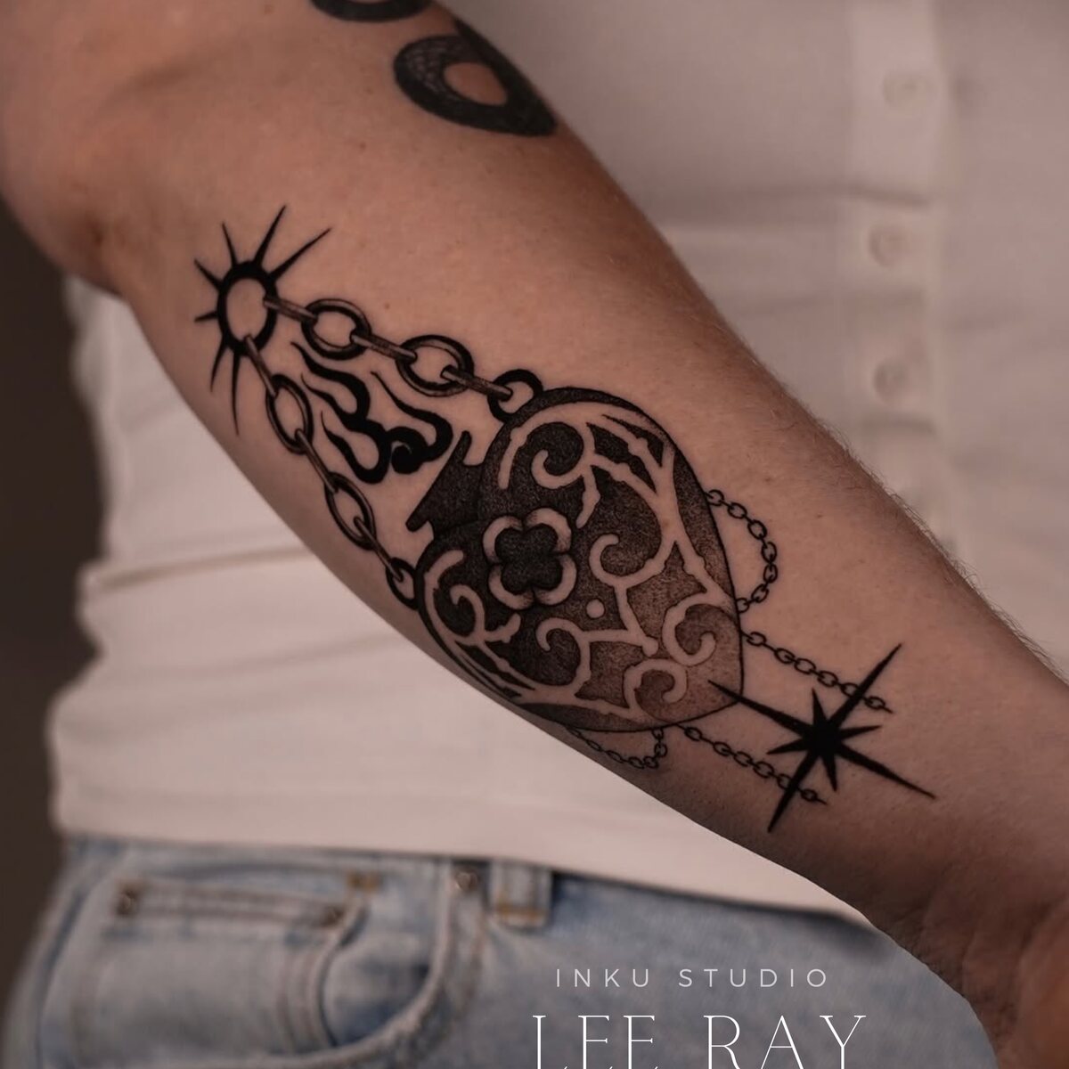Tatouage ornemental noir sur l’avant-bras