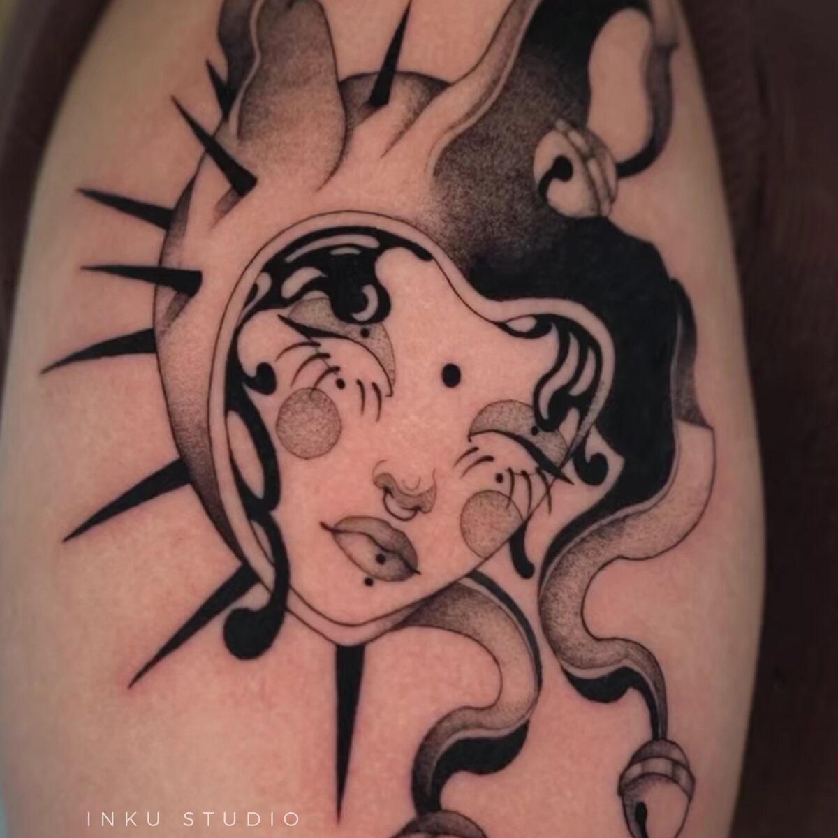 Tatouage illustratif de visage féminin