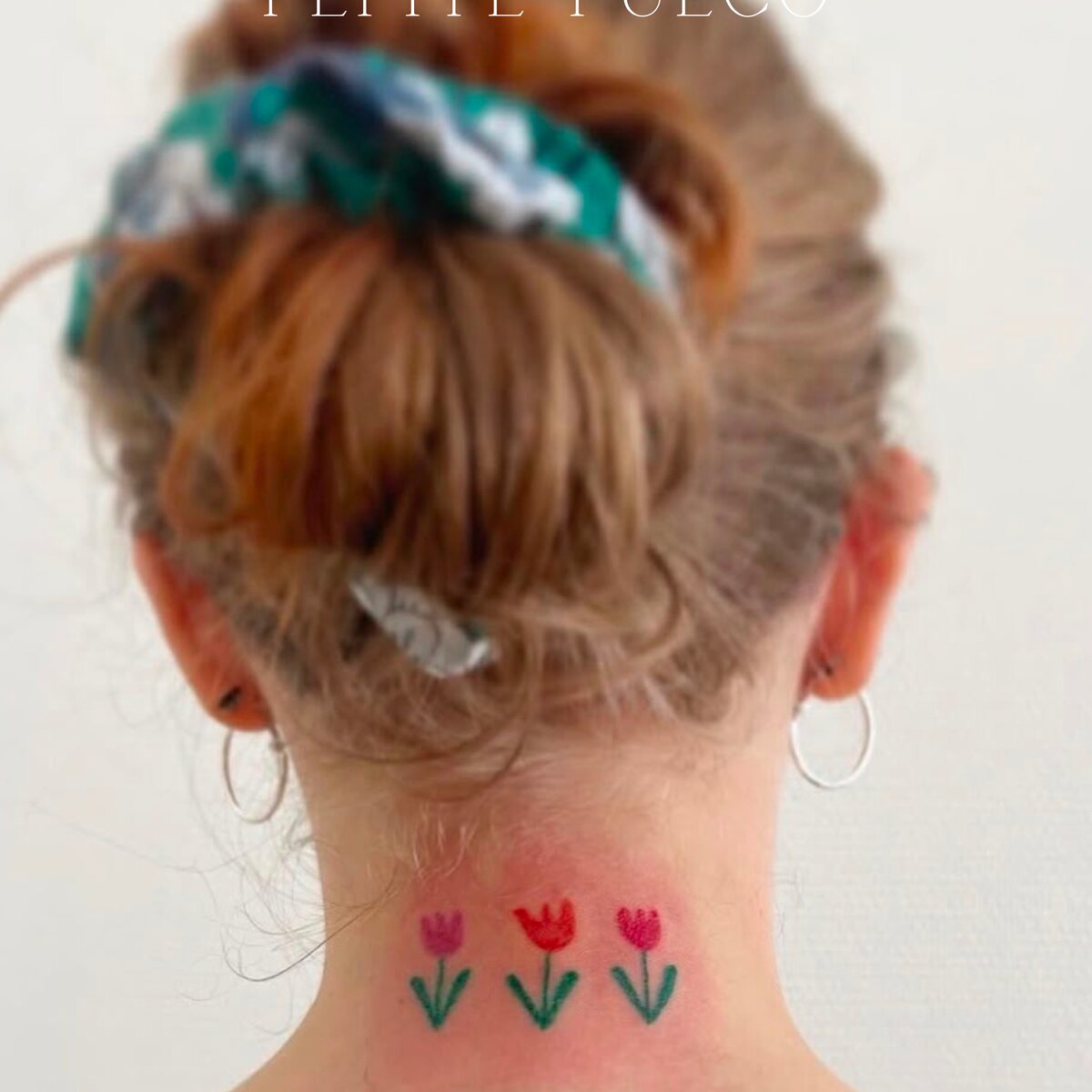 Petites tulipes colorées tatouées sur la nuque