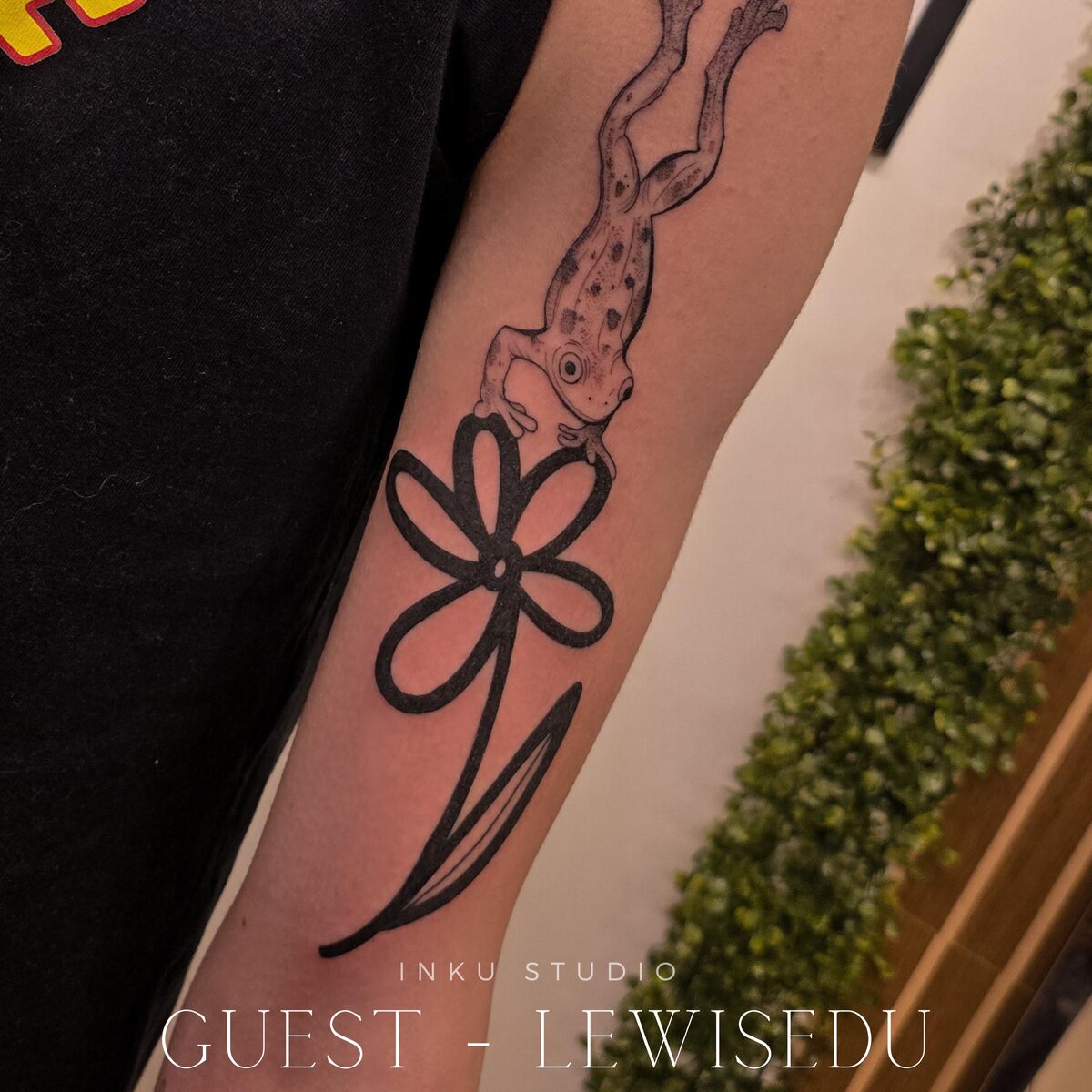 Tatouage floral graphique en noir